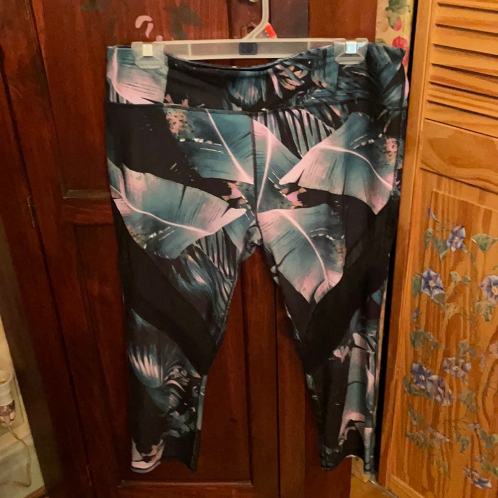 Fabletics Capri leggings. XL